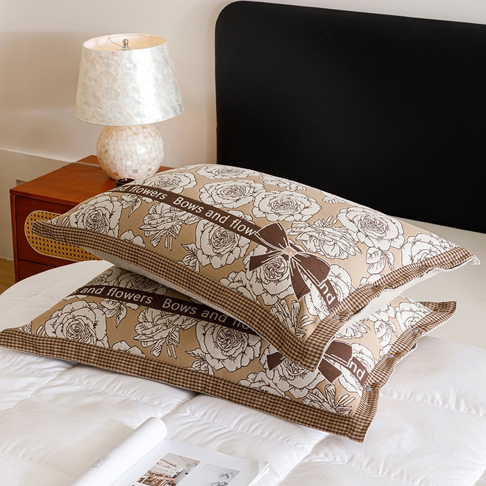 91家纺网 家纺一手货源 找家纺 悦然毛巾被 2025新款全棉四层提花纱布美拉德凤格枕套 玫瑰格调咖