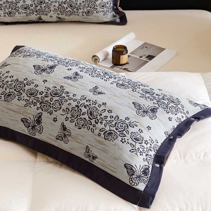 91家纺网 家纺一手货源 找家纺 悦然毛巾被 2025新款全棉四层提花纱布美拉德凤格枕套 花蝶蓝