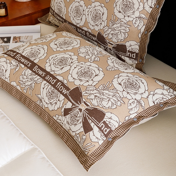 91家纺网 家纺一手货源 找家纺 悦然毛巾被 2025新款全棉四层提花纱布美拉德凤格枕套 玫瑰格调咖