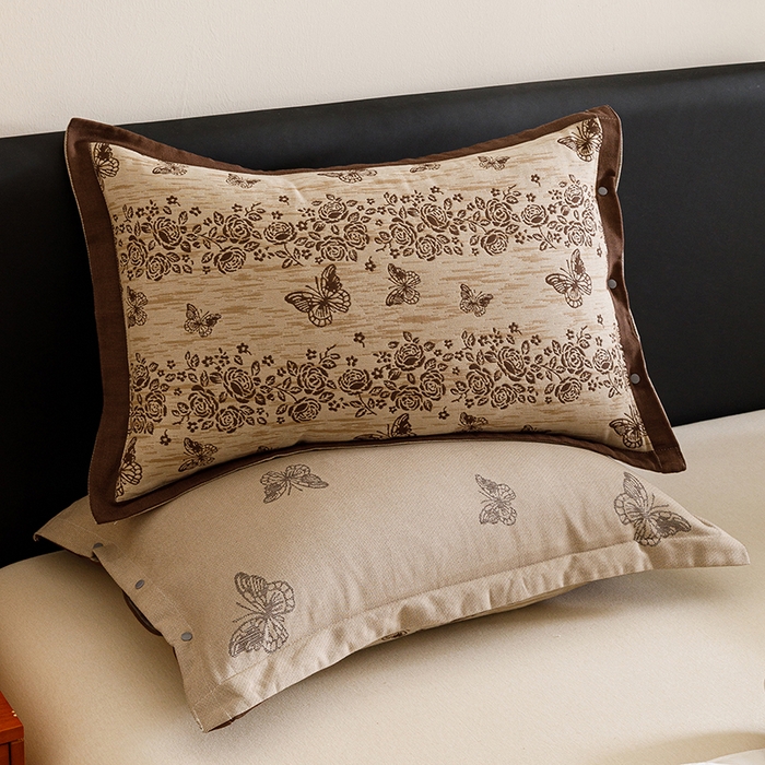 91家纺网 家纺一手货源 找家纺 悦然毛巾被 2025新款全棉四层提花纱布美拉德凤格枕套 花蝶咖