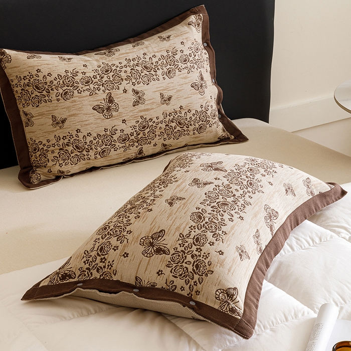 91家纺网 家纺一手货源 找家纺 悦然毛巾被 2025新款全棉四层提花纱布美拉德凤格枕套 花蝶咖