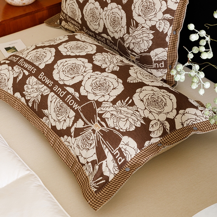 91家纺网 家纺一手货源 找家纺 悦然毛巾被 2025新款全棉四层提花纱布美拉德凤格枕套 玫瑰格调棕