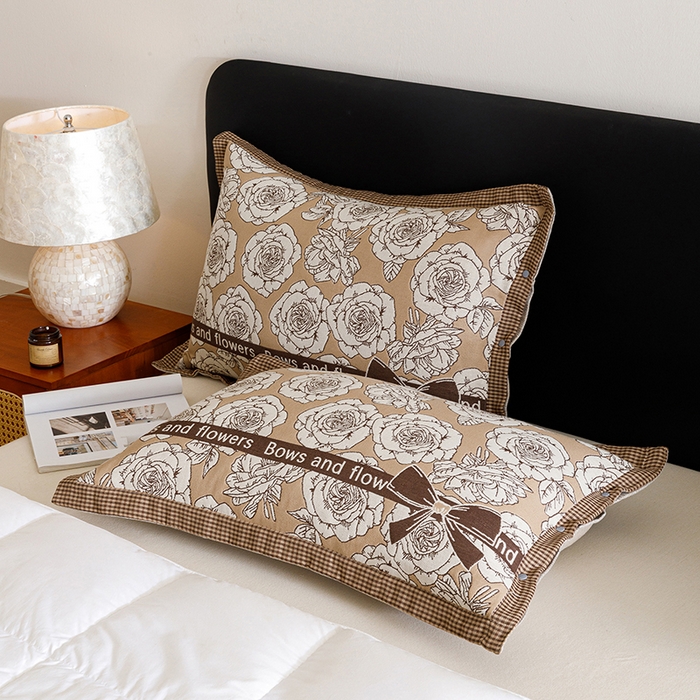 91家纺网 家纺一手货源 找家纺 悦然毛巾被 2025新款全棉四层提花纱布美拉德凤格枕套 玫瑰格调咖