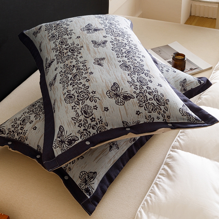 91家纺网 家纺一手货源 找家纺 悦然毛巾被 2025新款全棉四层提花纱布美拉德凤格枕套 花蝶蓝