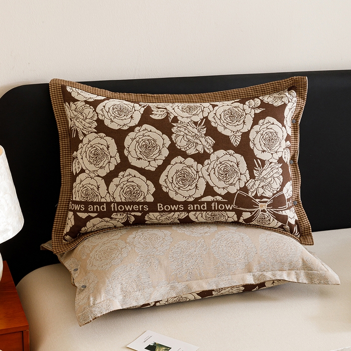 91家纺网 家纺一手货源 找家纺 悦然毛巾被 2025新款全棉四层提花纱布美拉德凤格枕套 玫瑰格调棕