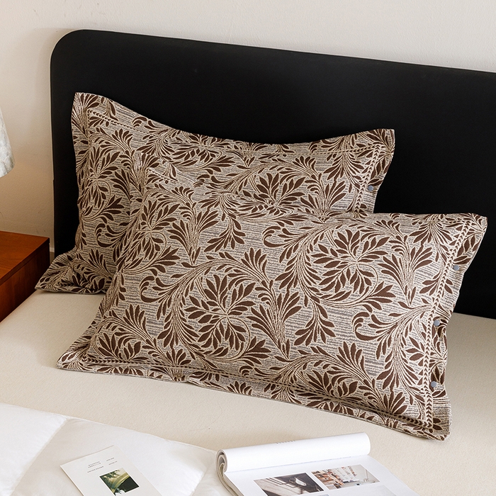 91家纺网 家纺一手货源 找家纺 悦然毛巾被 2025新款全棉四层提花纱布美拉德凤格枕套 蔓叶棕