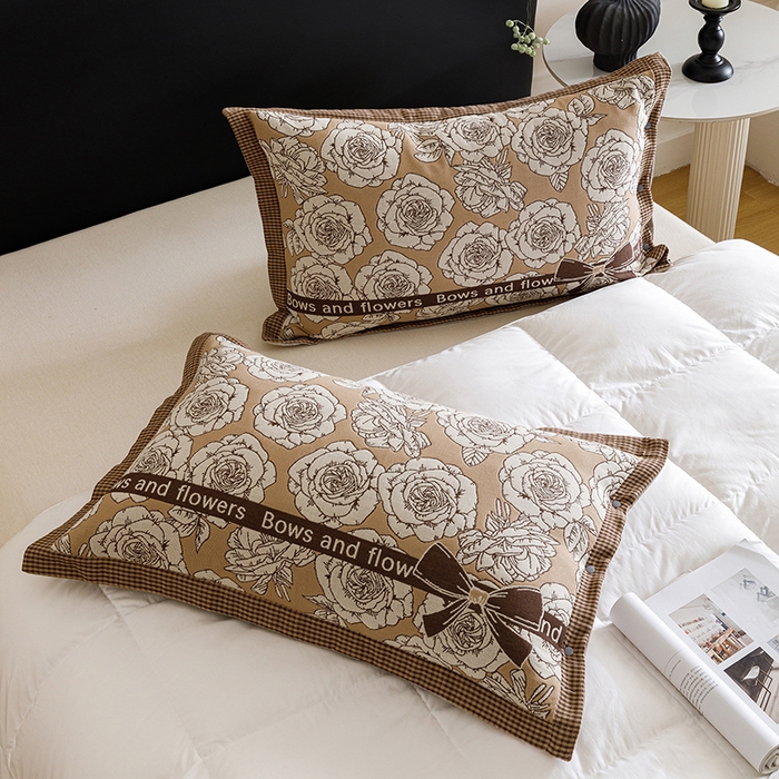 91家纺网 家纺一手货源 找家纺 悦然毛巾被 2025新款全棉四层提花纱布美拉德凤格枕套 玫瑰格调咖