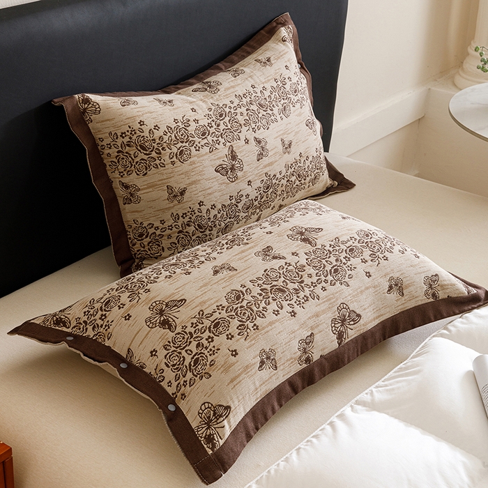 91家纺网 家纺一手货源 找家纺 悦然毛巾被 2025新款全棉四层提花纱布美拉德凤格枕套 花蝶咖