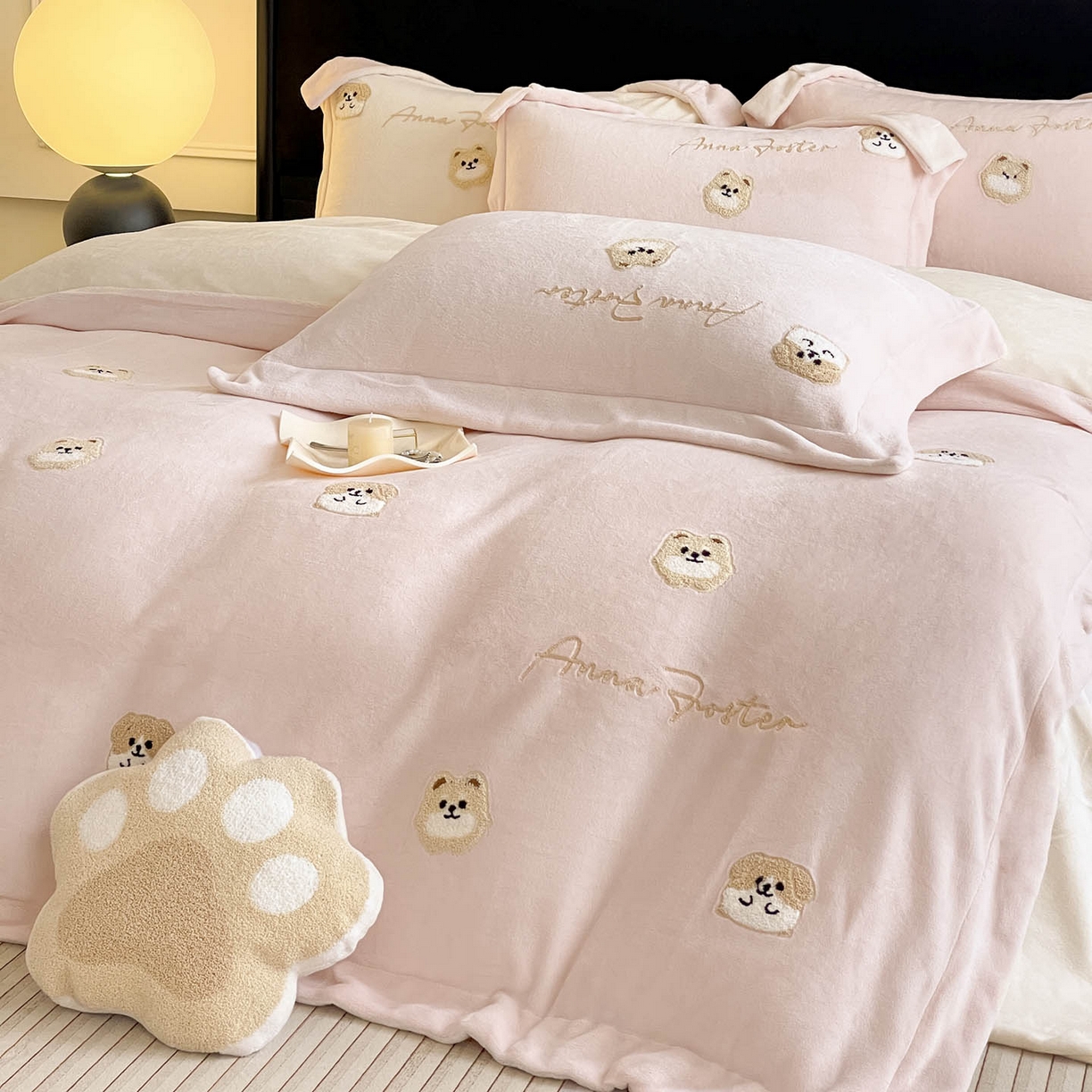 91家纺网 家纺一手货源 找家纺  2025新款A类双面加厚保暖加绒宝宝绒刺绣被套床单卡通可爱床上用品牛奶绒四件套-元气萌宝 元气萌宝-粉米