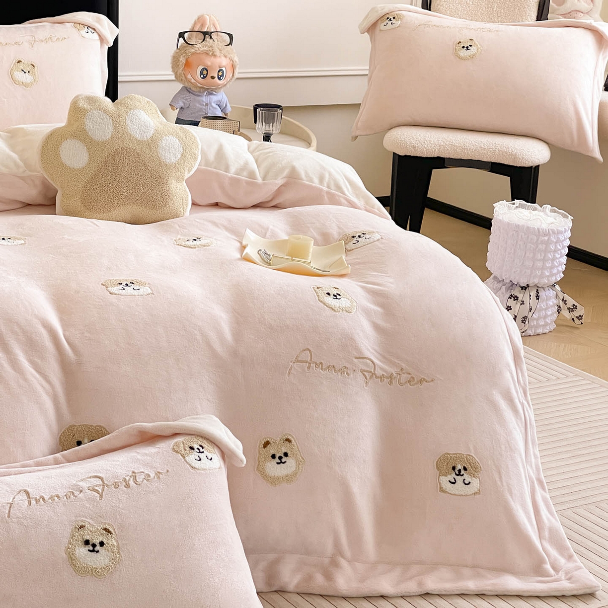 91家纺网 家纺一手货源 找家纺  2025新款A类双面加厚保暖加绒宝宝绒刺绣被套床单卡通可爱床上用品牛奶绒四件套-元气萌宝 元气萌宝-粉米