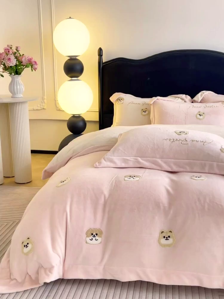 91家纺网 家纺一手货源 找家纺 （总）爱妮菲家纺 2025新款A类双面加厚保暖加绒宝宝绒刺绣被套床单卡通可爱床上用品牛奶绒四件套-元气萌宝