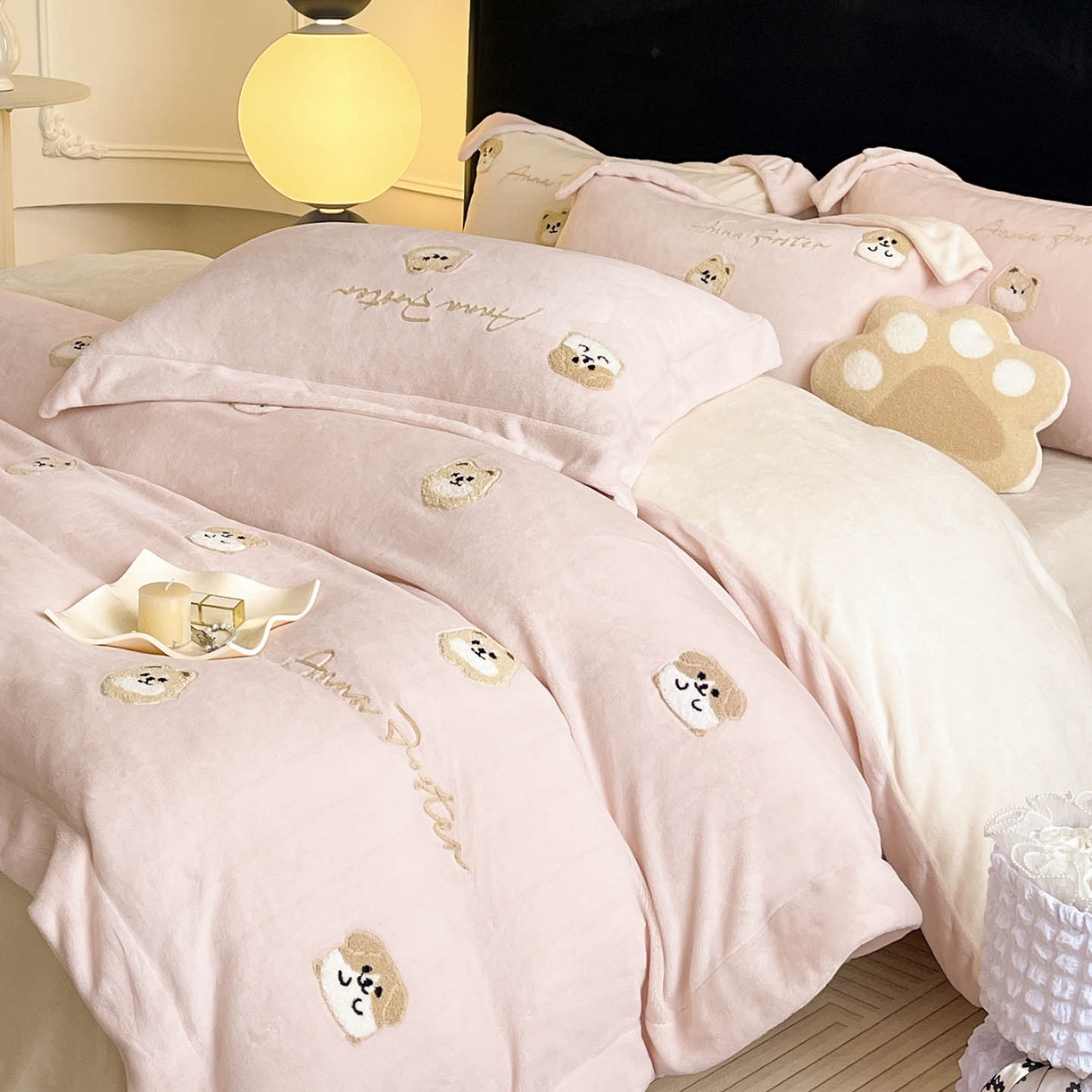 91家纺网 家纺一手货源 找家纺  2025新款A类双面加厚保暖加绒宝宝绒刺绣被套床单卡通可爱床上用品牛奶绒四件套-元气萌宝 元气萌宝-粉米