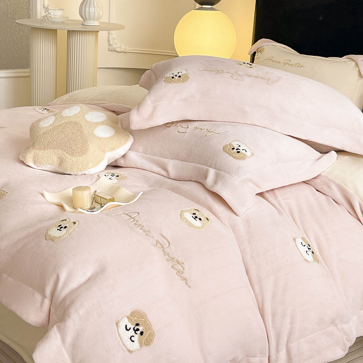 91家纺网 家纺一手货源 找家纺  2025新款A类双面加厚保暖加绒宝宝绒刺绣被套床单卡通可爱床上用品牛奶绒四件套-元气萌宝 元气萌宝-粉米