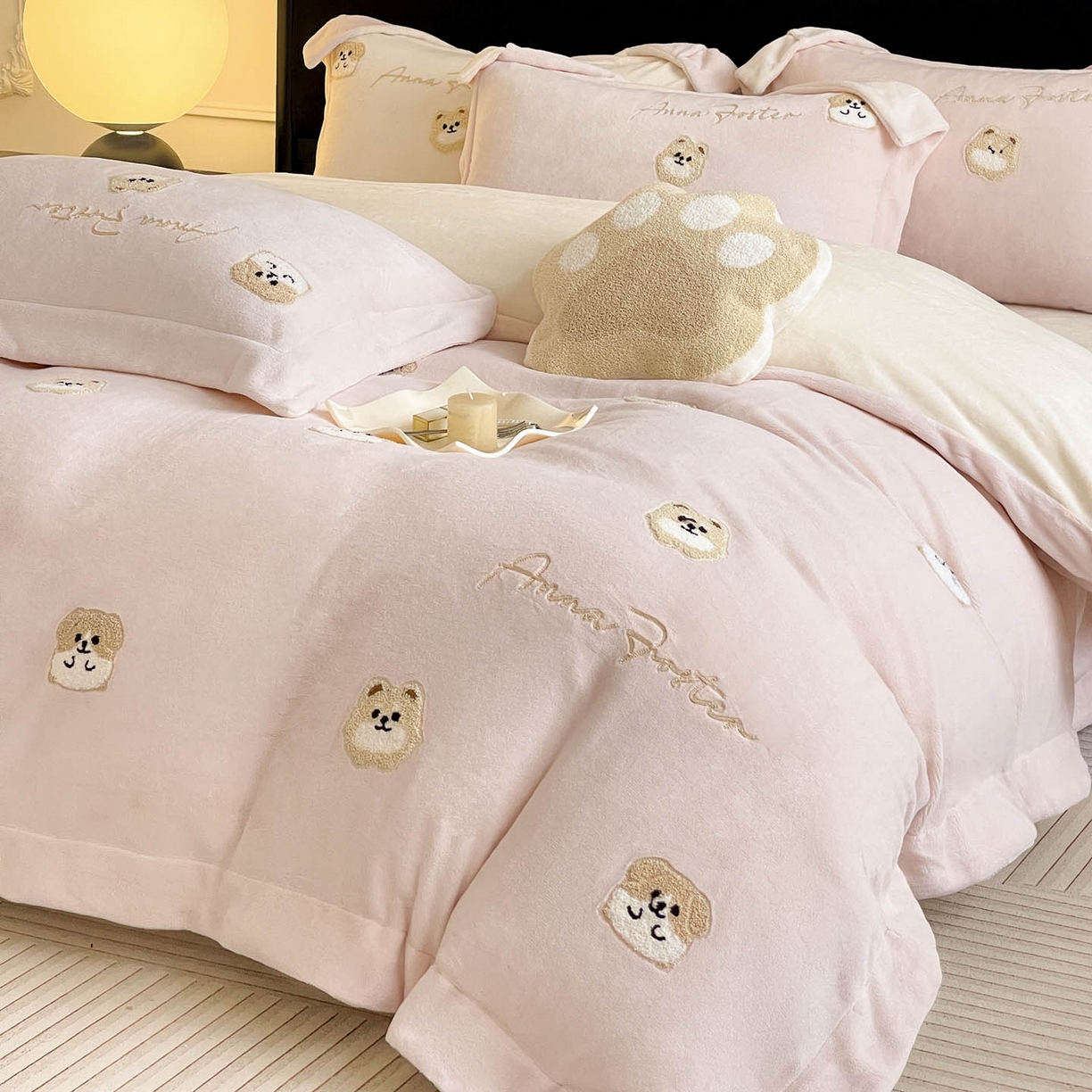 91家纺网 家纺一手货源 找家纺  2025新款A类双面加厚保暖加绒宝宝绒刺绣被套床单卡通可爱床上用品牛奶绒四件套-元气萌宝 元气萌宝-粉米
