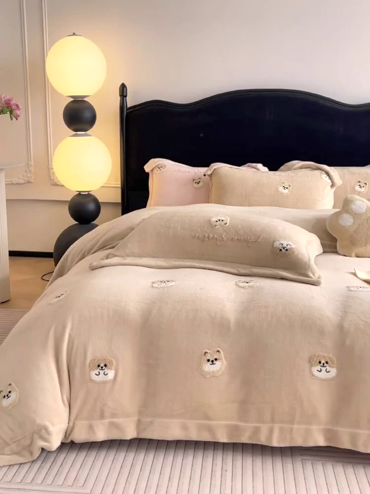 91家纺网 家纺一手货源 找家纺  2025新款A类双面加厚保暖加绒宝宝绒刺绣被套床单卡通可爱床上用品牛奶绒四件套-元气萌宝 元气萌宝-暖棕