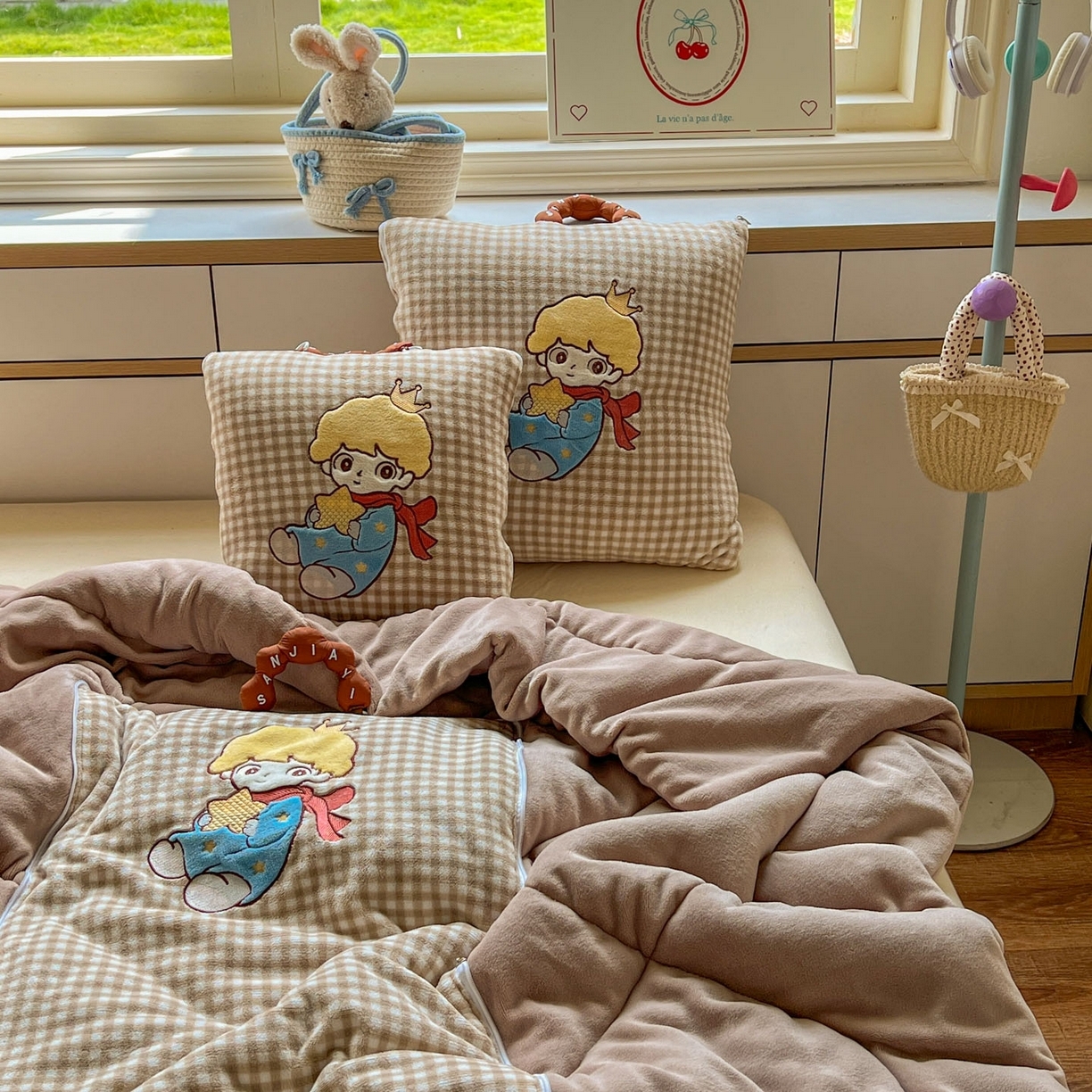 91家纺网 家纺一手货源 找家纺 （总）番茄+ 2025新款加厚牛奶绒小王子抱枕