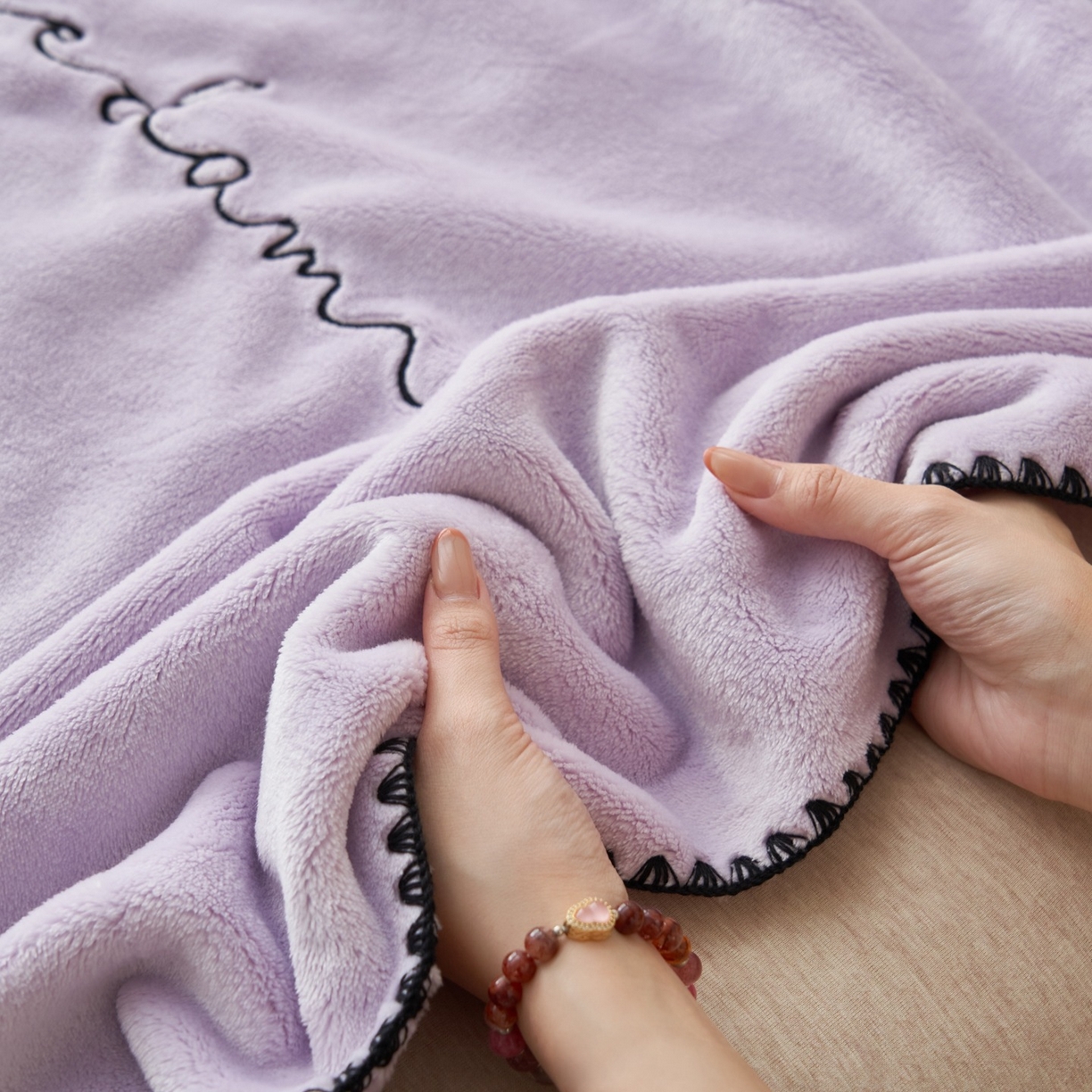 91家纺网 家纺一手货源 找家纺 （总）艾佳 2025A类加厚双面牛奶绒多功能四季毯-绣花毛毯