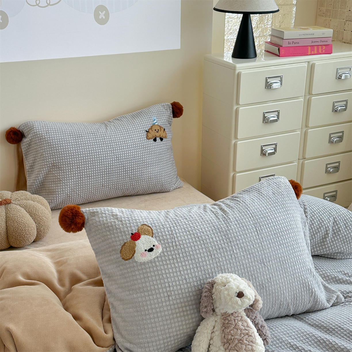 91家纺网 家纺一手货源 找家纺 柚子YOUTH 2025新款华夫格提花绒刺绣四件套 奔跑的小狗