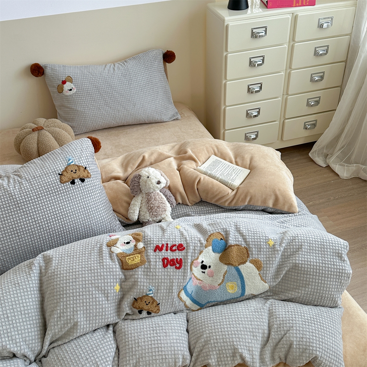 91家纺网 家纺一手货源 找家纺 柚子YOUTH 2025新款华夫格提花绒刺绣四件套 奔跑的小狗