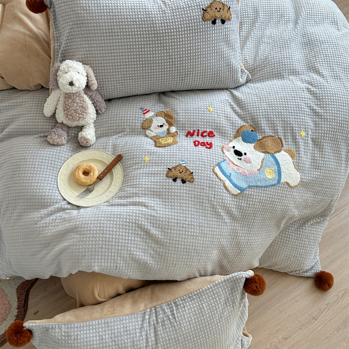 91家纺网 家纺一手货源 找家纺 柚子YOUTH 2025新款华夫格提花绒刺绣四件套 奔跑的小狗