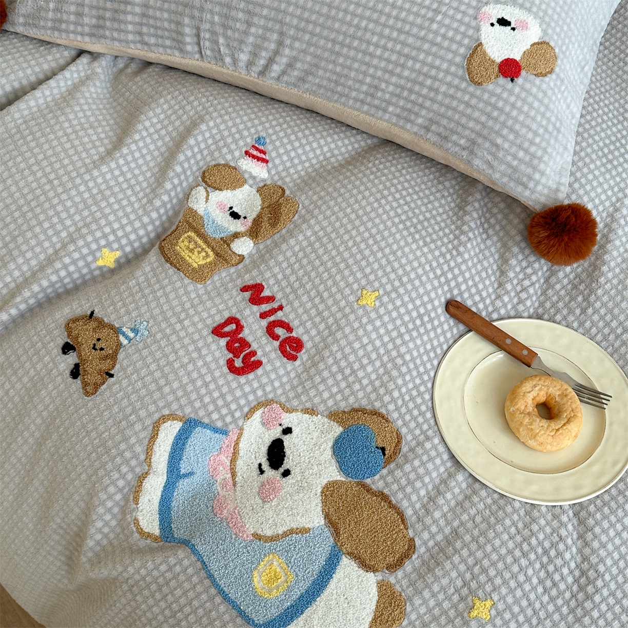 91家纺网 家纺一手货源 找家纺 柚子YOUTH 2025新款华夫格提花绒刺绣四件套 奔跑的小狗