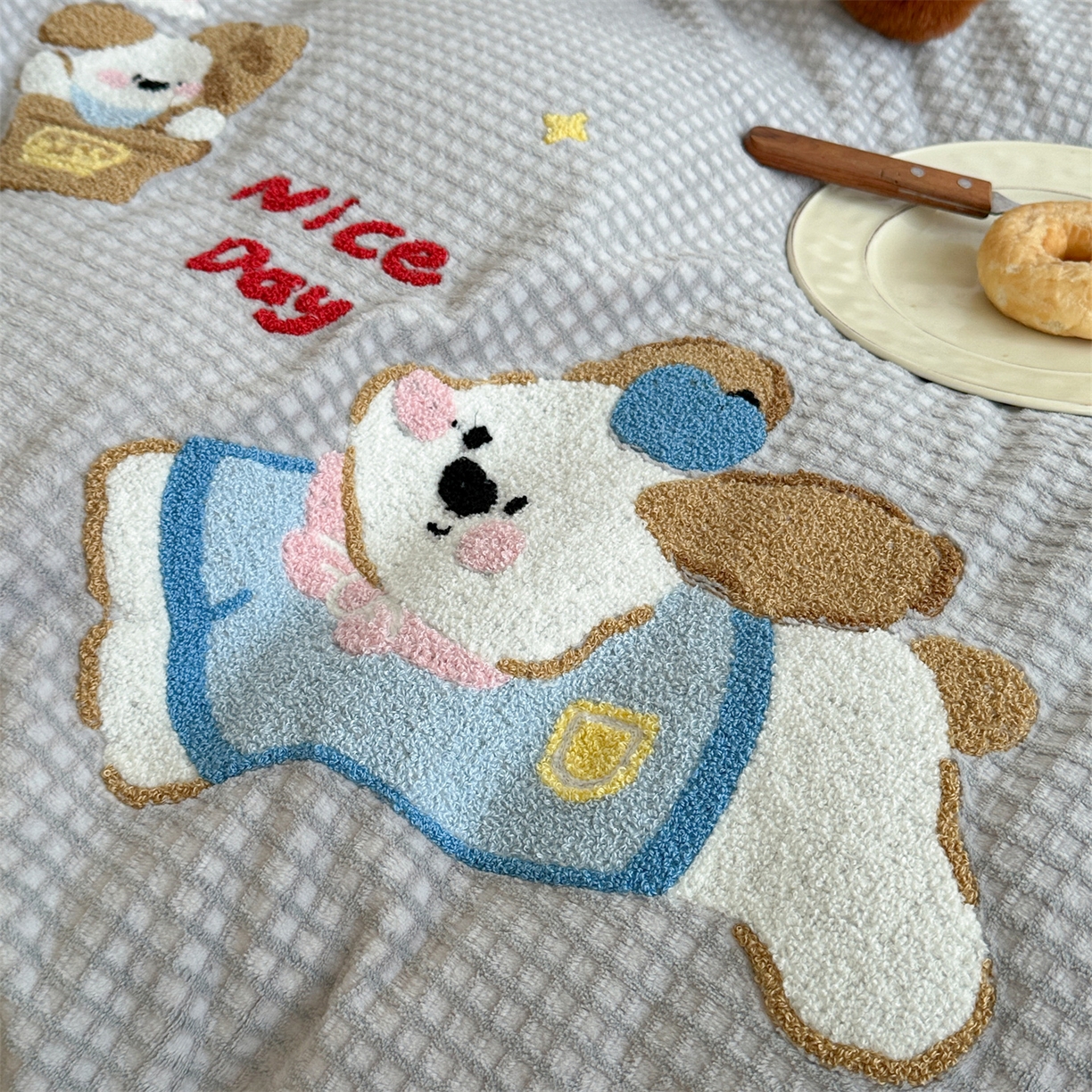 91家纺网 家纺一手货源 找家纺 柚子YOUTH 2025新款华夫格提花绒刺绣四件套 奔跑的小狗