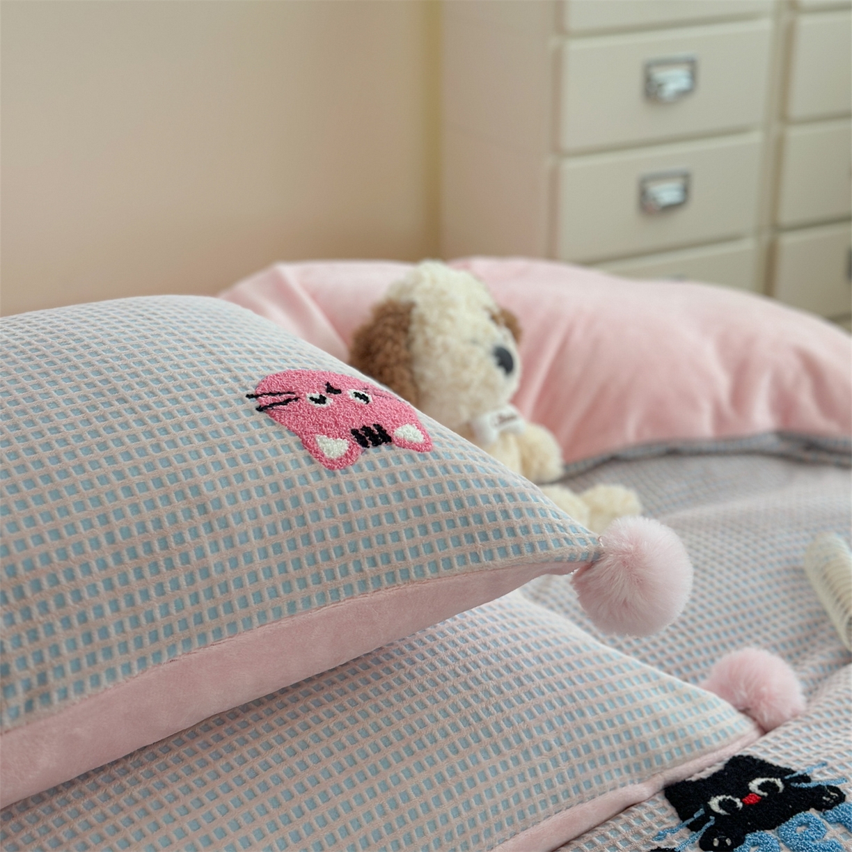 91家纺网 家纺一手货源 找家纺 柚子YOUTH 2025新款华夫格提花绒刺绣四件套 电话猫