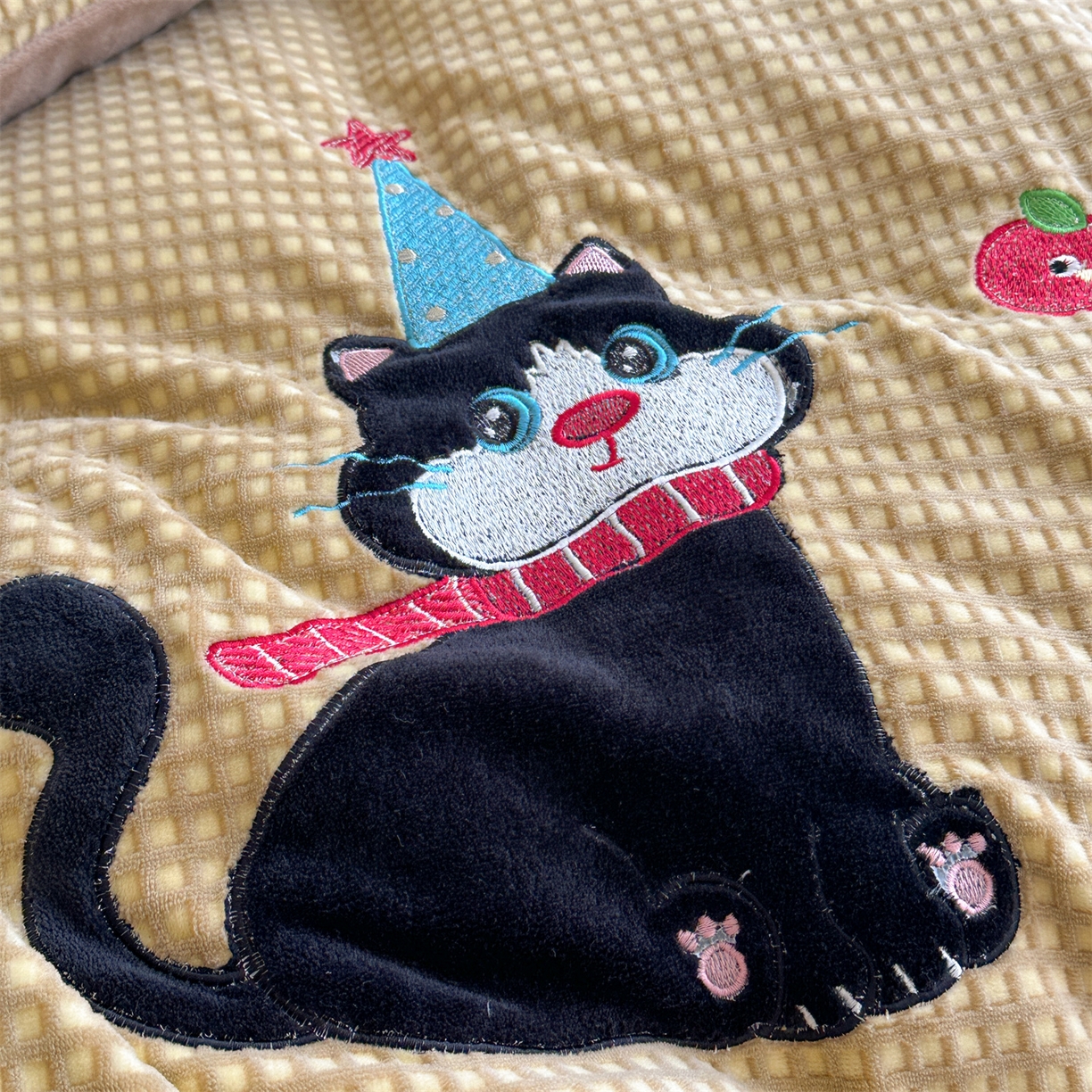 91家纺网 家纺一手货源 找家纺 柚子YOUTH 2025新款华夫格提花绒刺绣四件套 黑猫的礼物