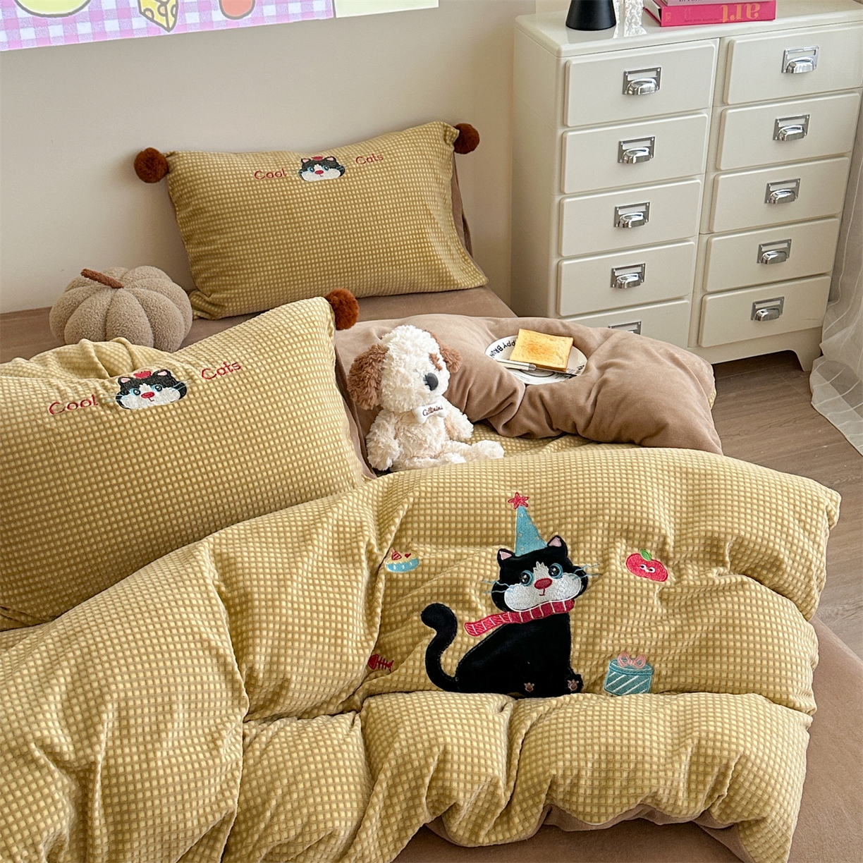 91家纺网 家纺一手货源 找家纺 柚子YOUTH 2025新款华夫格提花绒刺绣四件套 黑猫的礼物