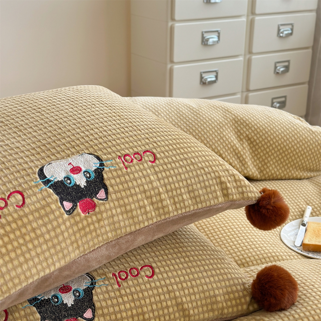 91家纺网 家纺一手货源 找家纺 柚子YOUTH 2025新款华夫格提花绒刺绣四件套 黑猫的礼物