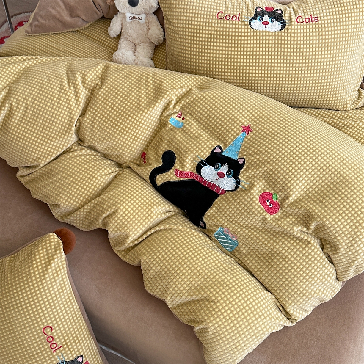 91家纺网 家纺一手货源 找家纺 柚子YOUTH 2025新款华夫格提花绒刺绣四件套 黑猫的礼物