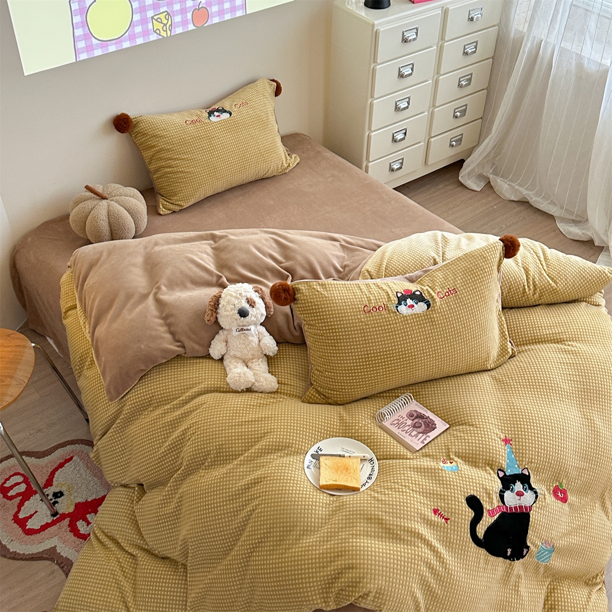 91家纺网 家纺一手货源 找家纺 柚子YOUTH 2025新款华夫格提花绒刺绣四件套 黑猫的礼物