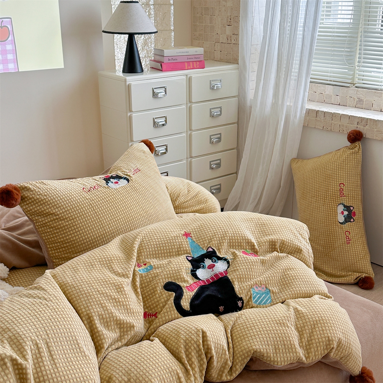 91家纺网 家纺一手货源 找家纺 柚子YOUTH 2025新款华夫格提花绒刺绣四件套 黑猫的礼物