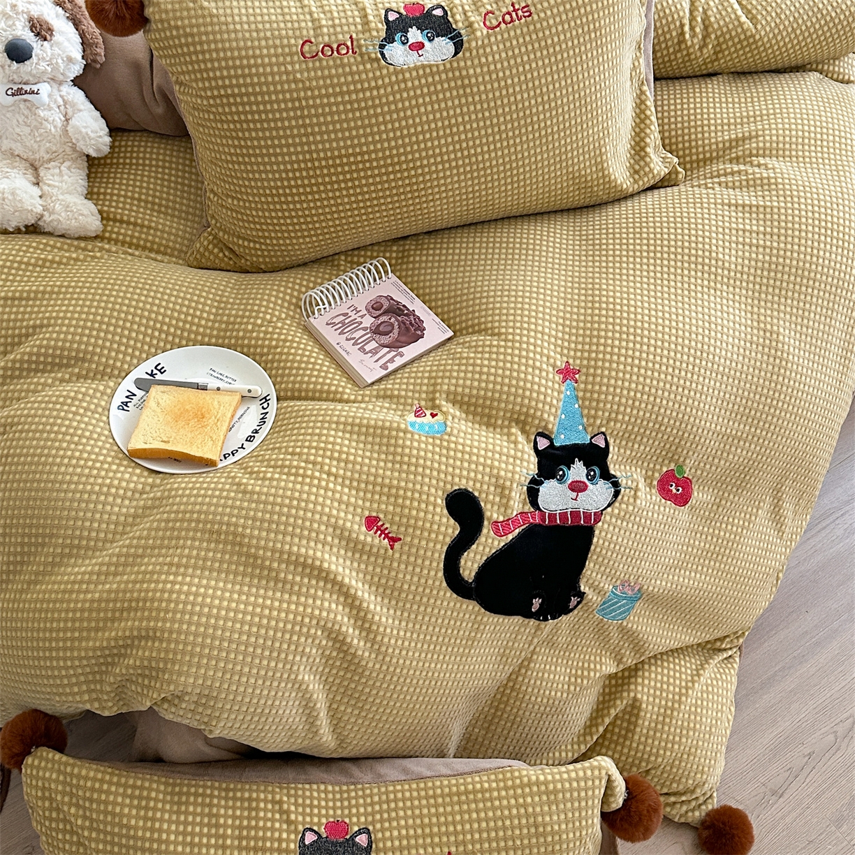 91家纺网 家纺一手货源 找家纺 柚子YOUTH 2025新款华夫格提花绒刺绣四件套 黑猫的礼物