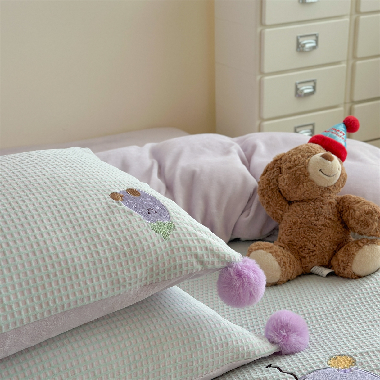 91家纺网 家纺一手货源 找家纺 柚子YOUTH 2025新款华夫格提花绒刺绣四件套 茄子蛋糕屋