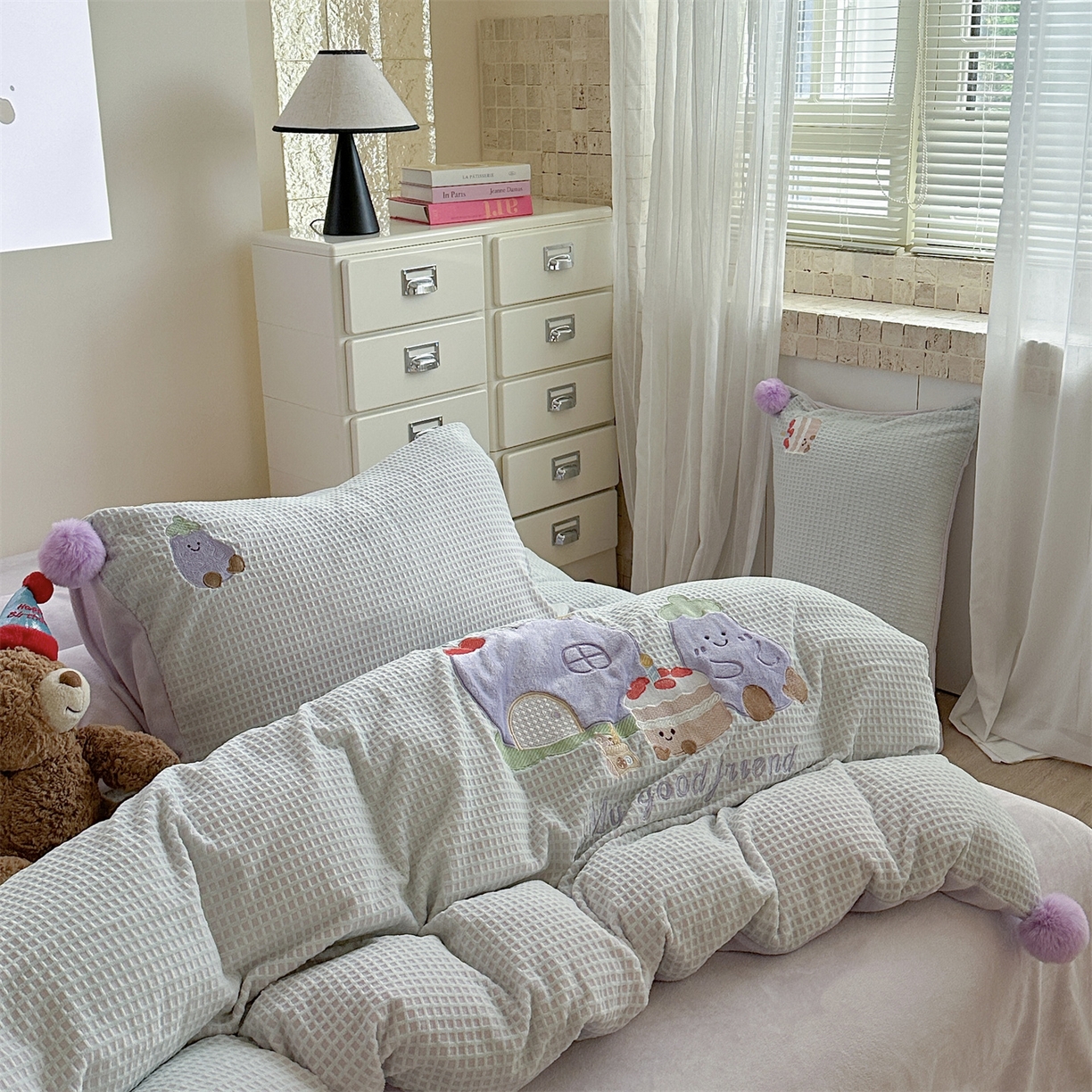 91家纺网 家纺一手货源 找家纺 柚子YOUTH 2025新款华夫格提花绒刺绣四件套 茄子蛋糕屋