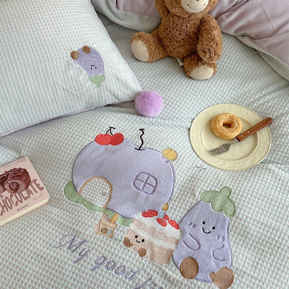 91家纺网 家纺一手货源 找家纺 柚子YOUTH 2025新款华夫格提花绒刺绣四件套 茄子蛋糕屋