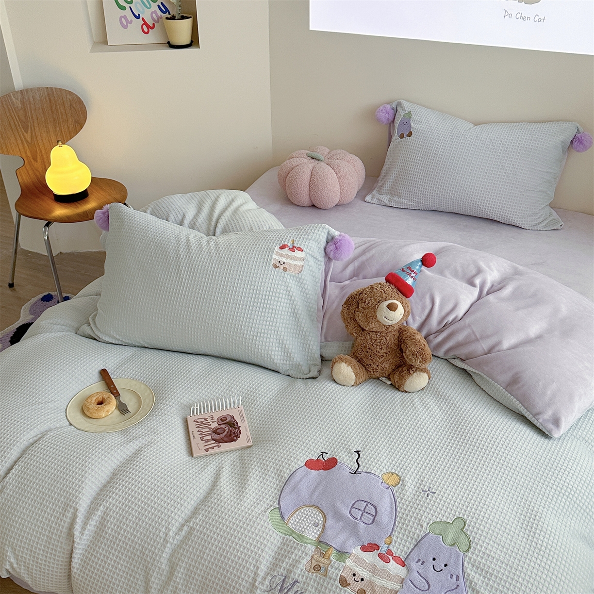 91家纺网 家纺一手货源 找家纺 柚子YOUTH 2025新款华夫格提花绒刺绣四件套 茄子蛋糕屋