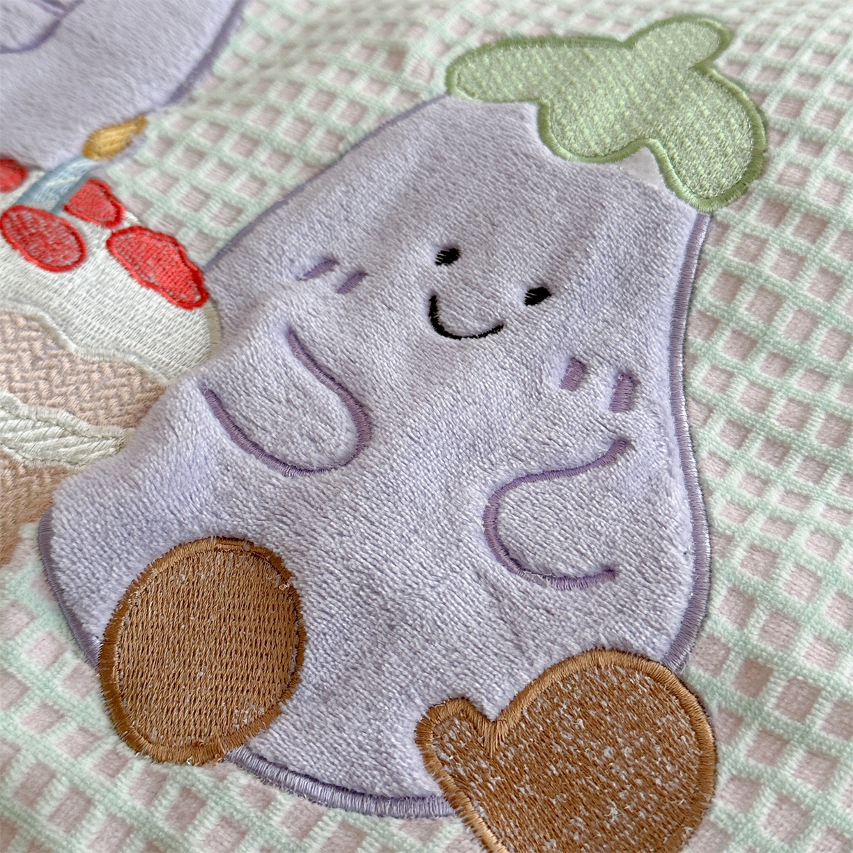 91家纺网 家纺一手货源 找家纺 柚子YOUTH 2025新款华夫格提花绒刺绣四件套 茄子蛋糕屋