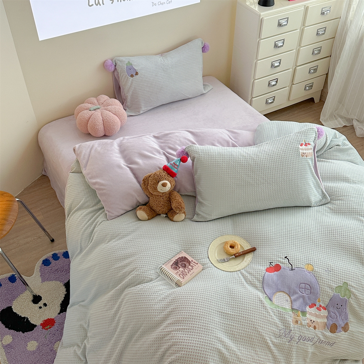 91家纺网 家纺一手货源 找家纺 柚子YOUTH 2025新款华夫格提花绒刺绣四件套 茄子蛋糕屋