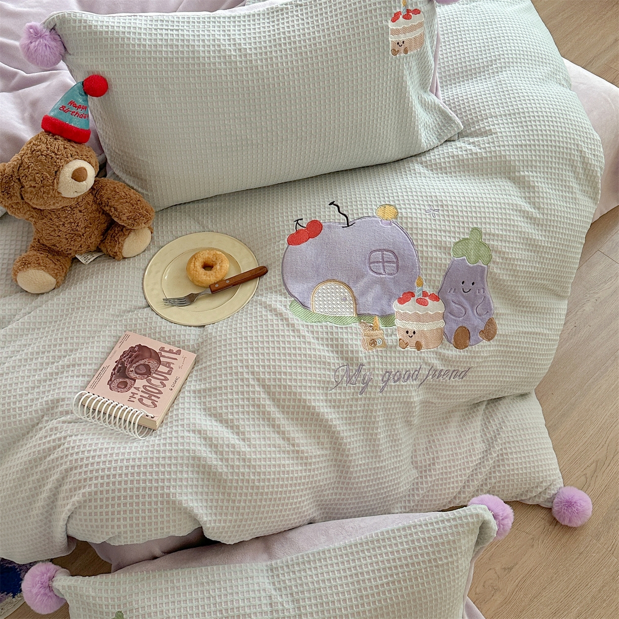 91家纺网 家纺一手货源 找家纺 柚子YOUTH 2025新款华夫格提花绒刺绣四件套 茄子蛋糕屋