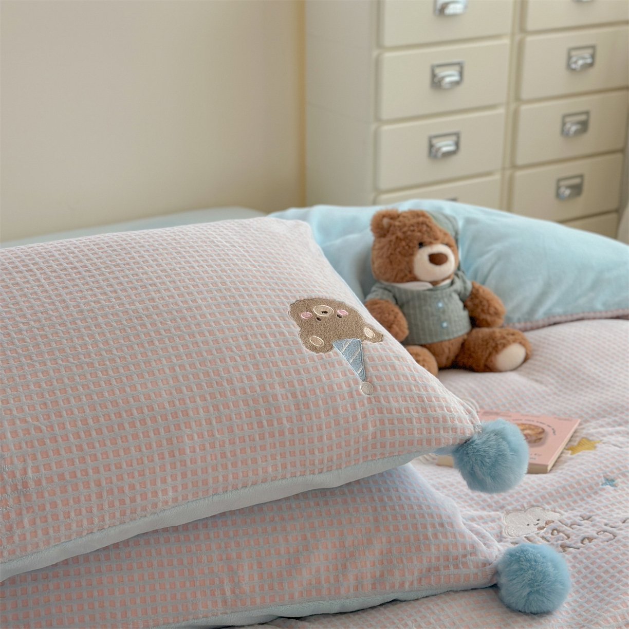 91家纺网 家纺一手货源 找家纺 柚子YOUTH 2025新款华夫格提花绒刺绣四件套 月亮气球