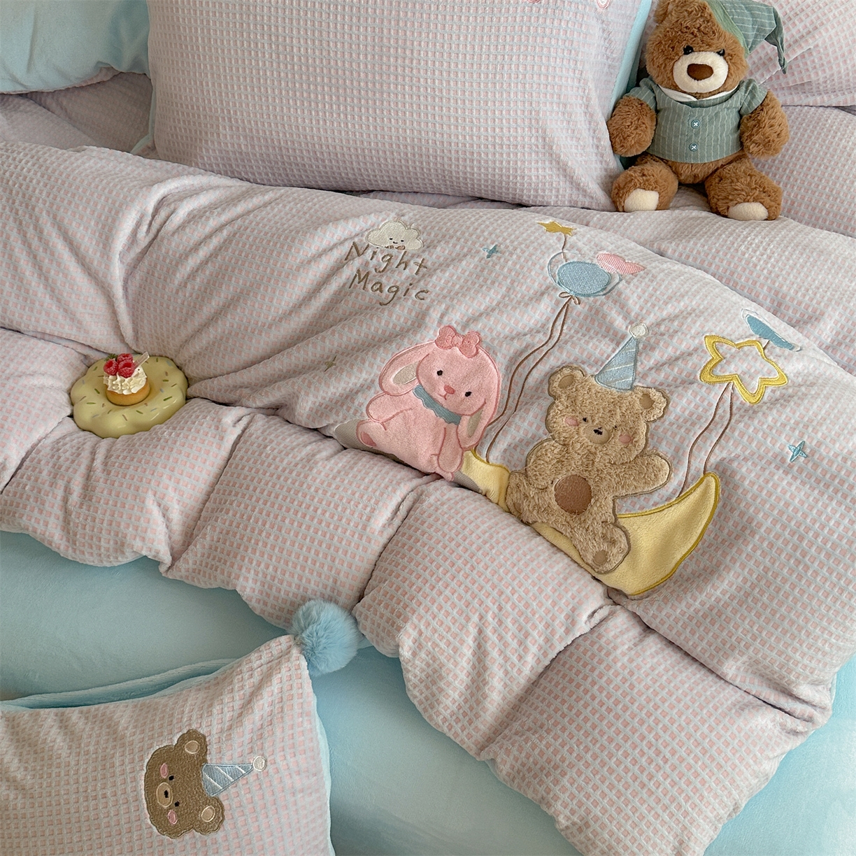 91家纺网 家纺一手货源 找家纺 柚子YOUTH 2025新款华夫格提花绒刺绣四件套 月亮气球