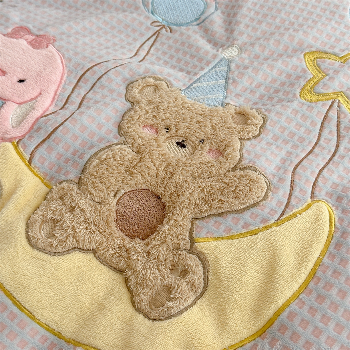 91家纺网 家纺一手货源 找家纺 柚子YOUTH 2025新款华夫格提花绒刺绣四件套 月亮气球