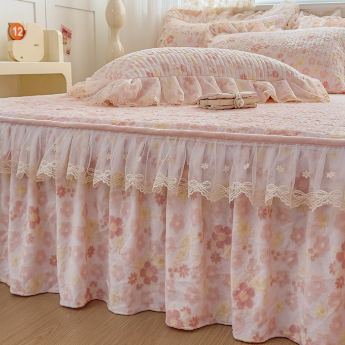 91家纺网 家纺一手货源 找家纺 家之硕家纺 2025新款立体雕花可拆洗牛奶绒床裙四件套 秘密花园