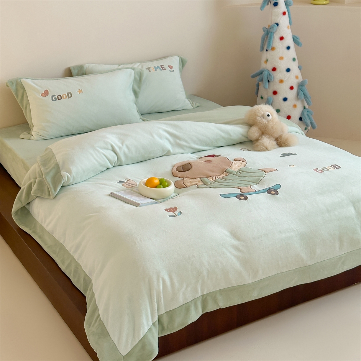 91家纺网 家纺一手货源 找家纺 （总）泽西家纺+V17798841158发大图 2025新品秋冬加厚保暖240克奶肤绒宽边卡通贴布绣牛奶绒四件套