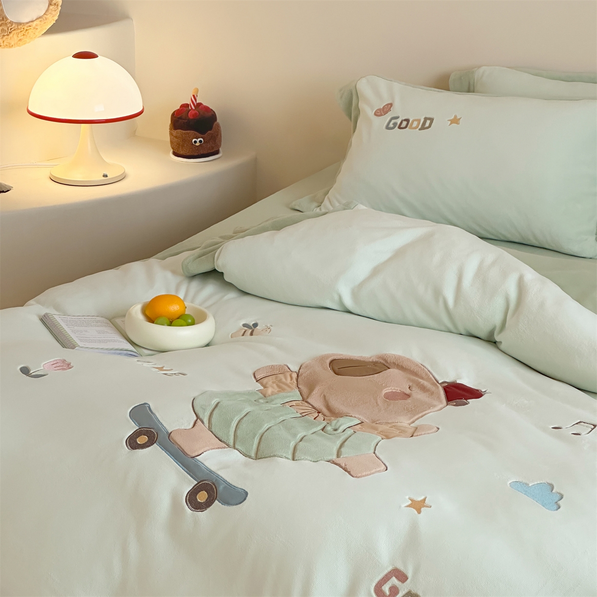 91家纺网 家纺一手货源 找家纺 泽西家纺+V17798841158发大图 2025新品秋冬加厚保暖240克奶肤绒宽边卡通贴布绣牛奶绒四件套 卡皮巴拉一绿