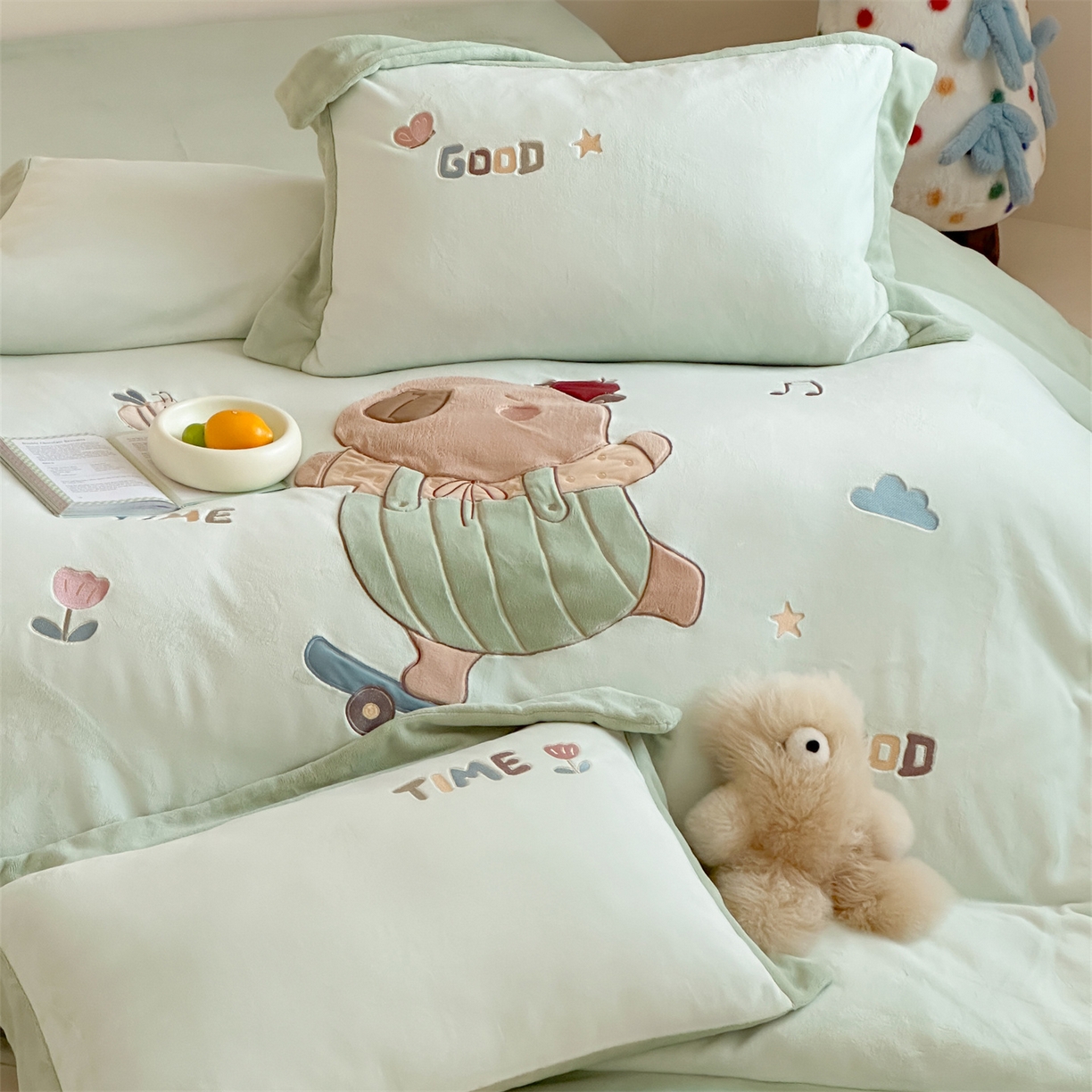 91家纺网 家纺一手货源 找家纺 泽西家纺+V17798841158发大图 2025新品秋冬加厚保暖240克奶肤绒宽边卡通贴布绣牛奶绒四件套 卡皮巴拉一绿