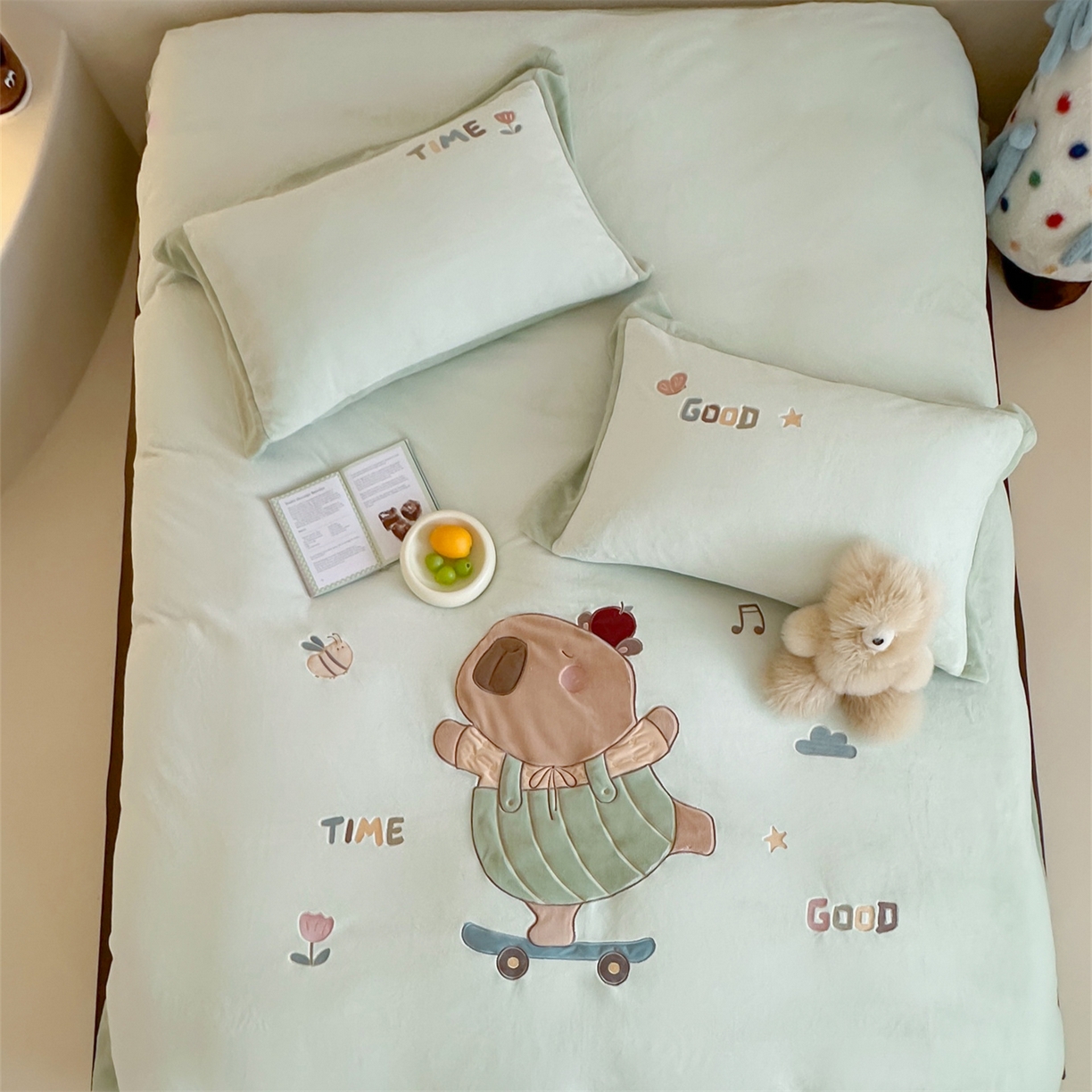 91家纺网 家纺一手货源 找家纺 泽西家纺+V17798841158发大图 2025新品秋冬加厚保暖240克奶肤绒宽边卡通贴布绣牛奶绒四件套 卡皮巴拉一绿