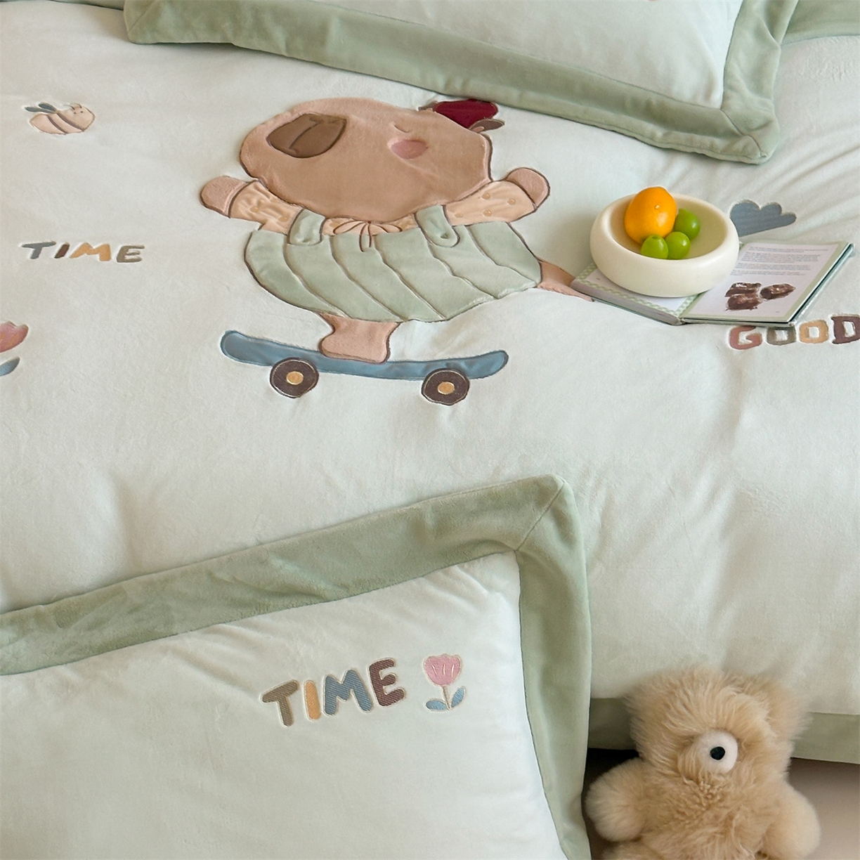 91家纺网 家纺一手货源 找家纺 泽西家纺+V17798841158发大图 2025新品秋冬加厚保暖240克奶肤绒宽边卡通贴布绣牛奶绒四件套 卡皮巴拉一绿